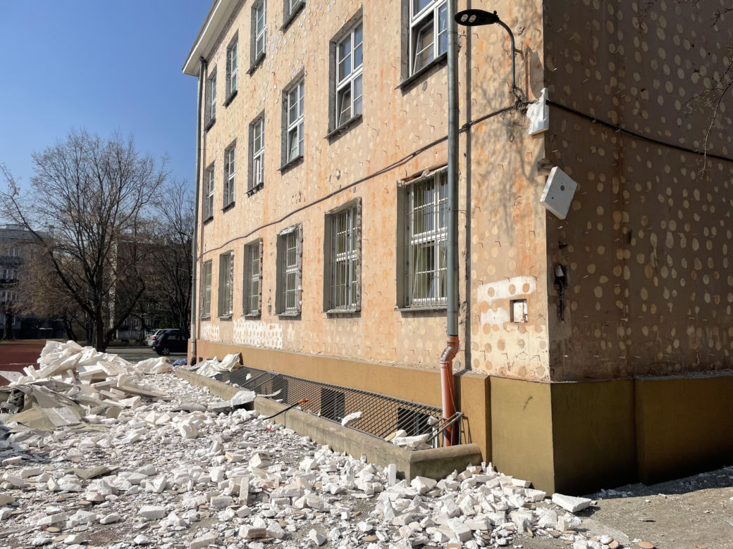 Zerwana elewacja w LXXVI Liceum Ogólnokształcącym w Warszawie