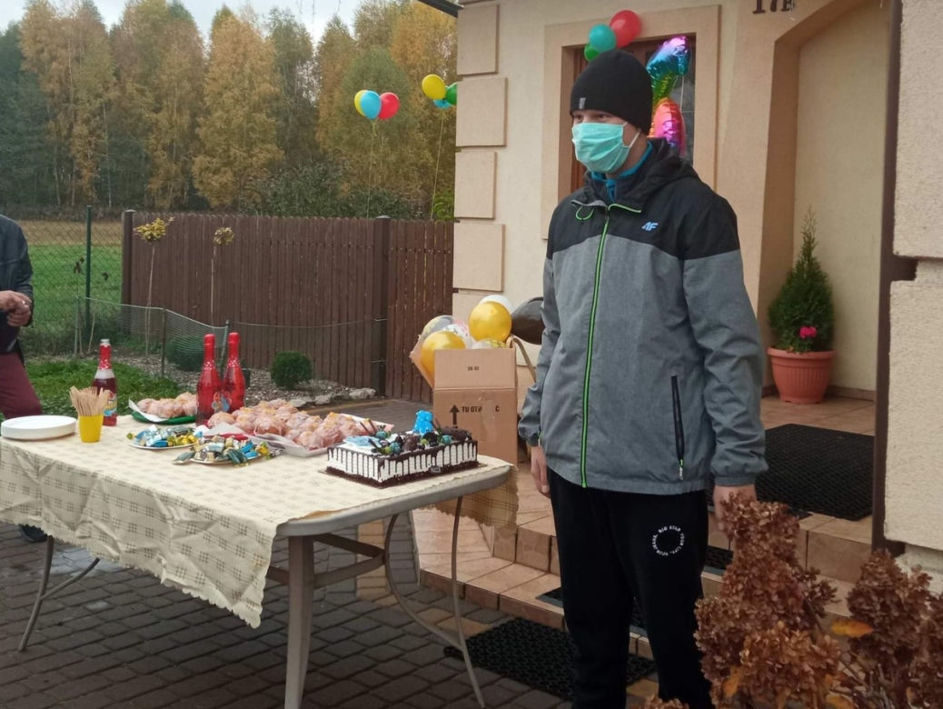 Uczniowie Technikum Mundurowego wspólnie z aleksandrowskimi policjantami odwiedzili ciężko chorego Piotra