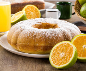 Babka pomarańczowa tak wilgotna, że znika w jeden dzień – sekret tkwi w całych owocach