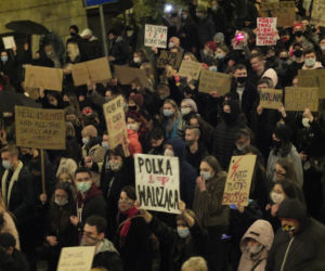 PROTEST KOBIET W LUBLINIE. KILKA TYSIĘCY OSÓB PRZEMASZEROWAŁO POD ARCHIKATEDRĘ I KURIĘ LUBELSKĄ. ŚWIĄTYNI MODLITWĄ BRONILI PRAWICOWCY