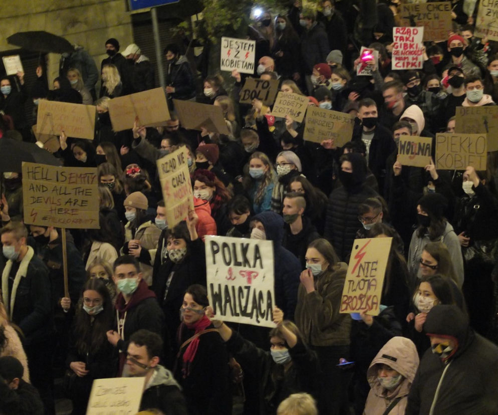 PROTEST KOBIET W LUBLINIE. KILKA TYSIĘCY OSÓB PRZEMASZEROWAŁO POD ARCHIKATEDRĘ I KURIĘ LUBELSKĄ. ŚWIĄTYNI MODLITWĄ BRONILI PRAWICOWCY
