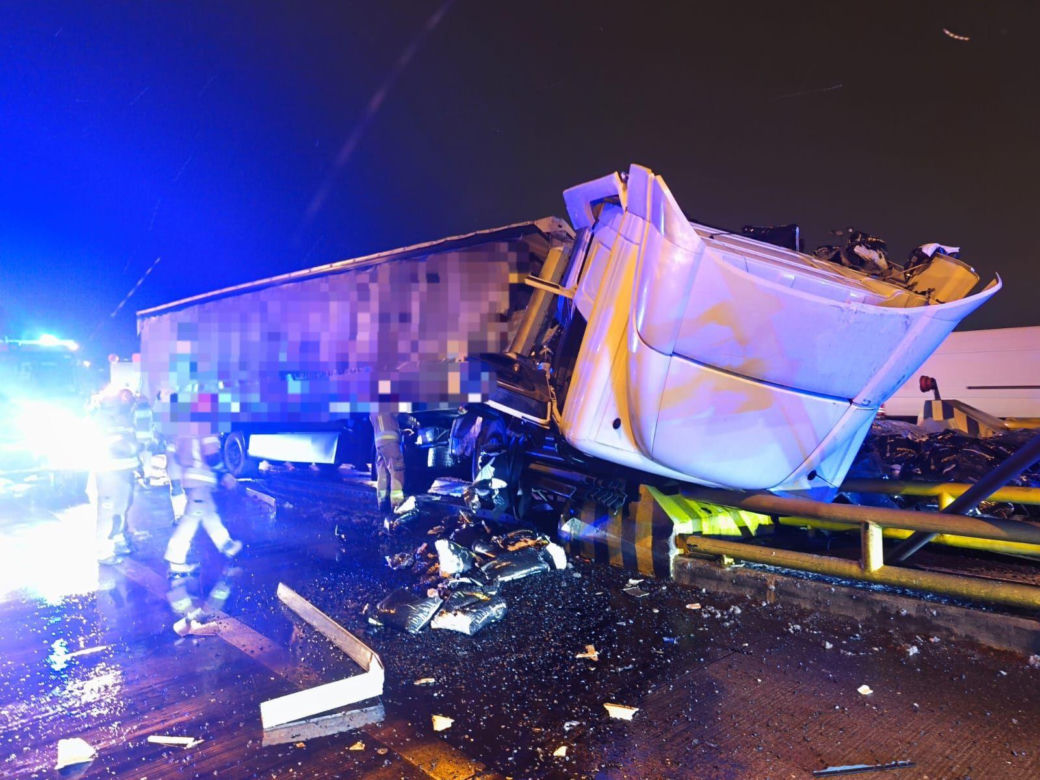 Wypadek ciężarówki na bramkach autostrady A4