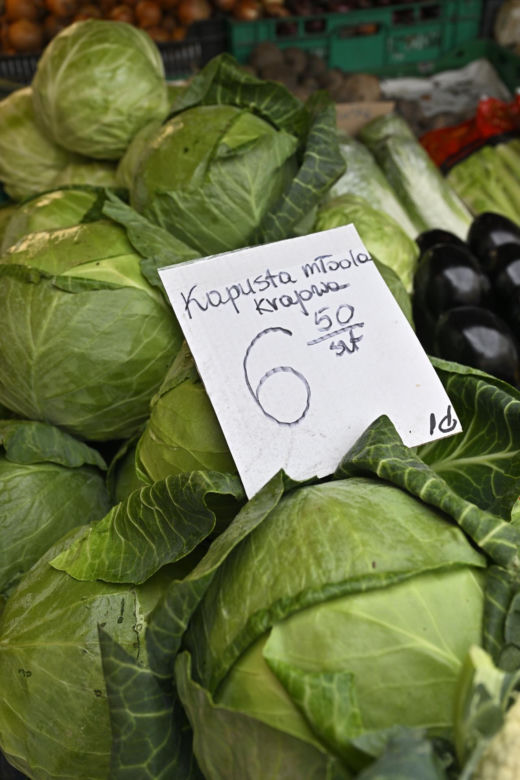 Truskawki po 8 zł, kalafior po 12 zł. Sprawdziliśmy ceny na stołecznych bazarach. Są zaskoczenia! 