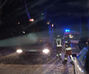 Wypadek na trasie Wydminy-Ranty. Samochód osobowy uderzył w drzewo