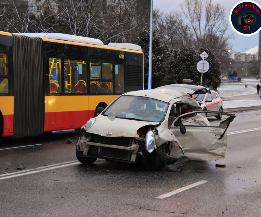 Zderzenie samochodu osobowego z autobusem. Dwoje dzieci w szpitalu