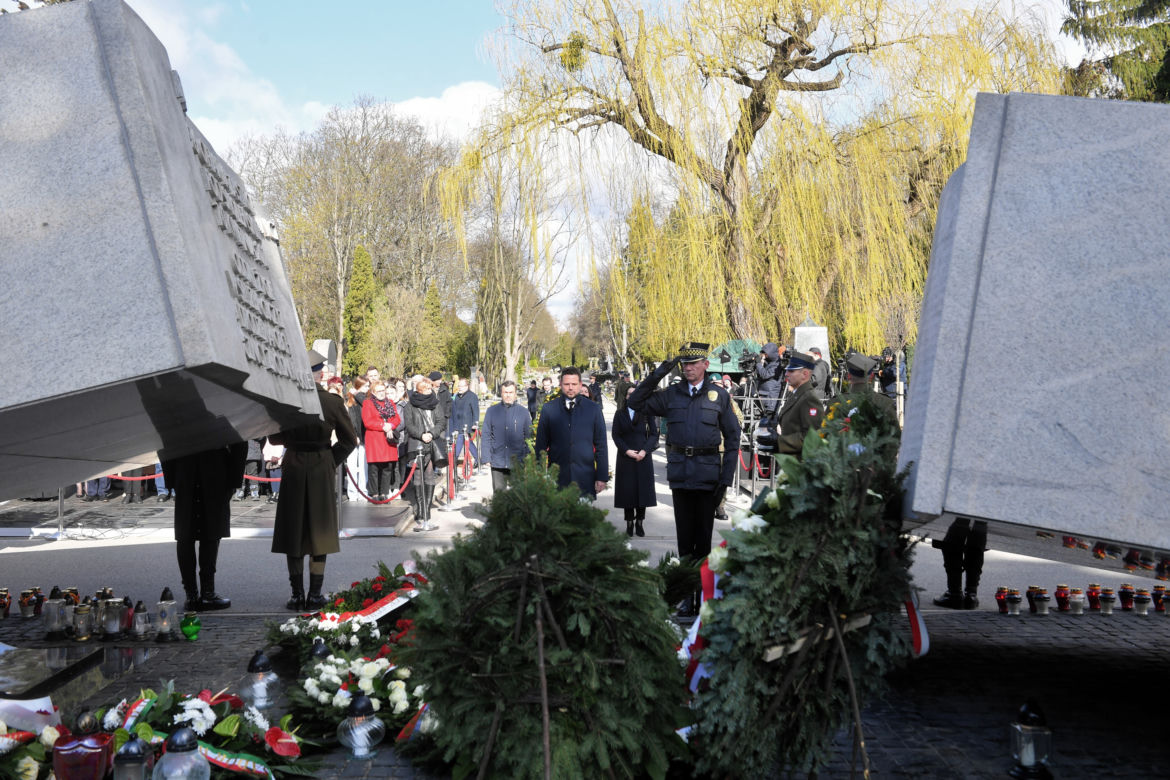 Uroczystości odbyły się przy pomniku ofiar katastrofy smoleńskiej na Powazkach Wojskowych 
