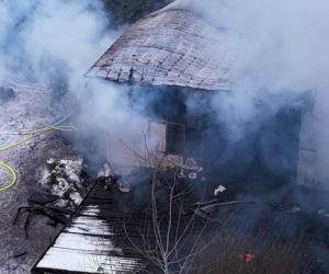 Z piętrowego domu zostały tylko zgliszcza, ogień zabrał wszystko. Potężny pożar pod Warszawą
