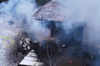 Z piętrowego domu zostały tylko zgliszcza, ogień zabrał wszystko. Potężny pożar pod Warszawą