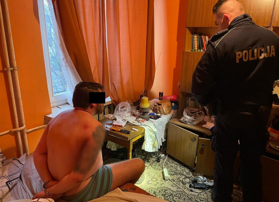 Rozbili drzwi, bo nie chciał otworzyć. Policja zatrzymała poszukiwanego przestępcę