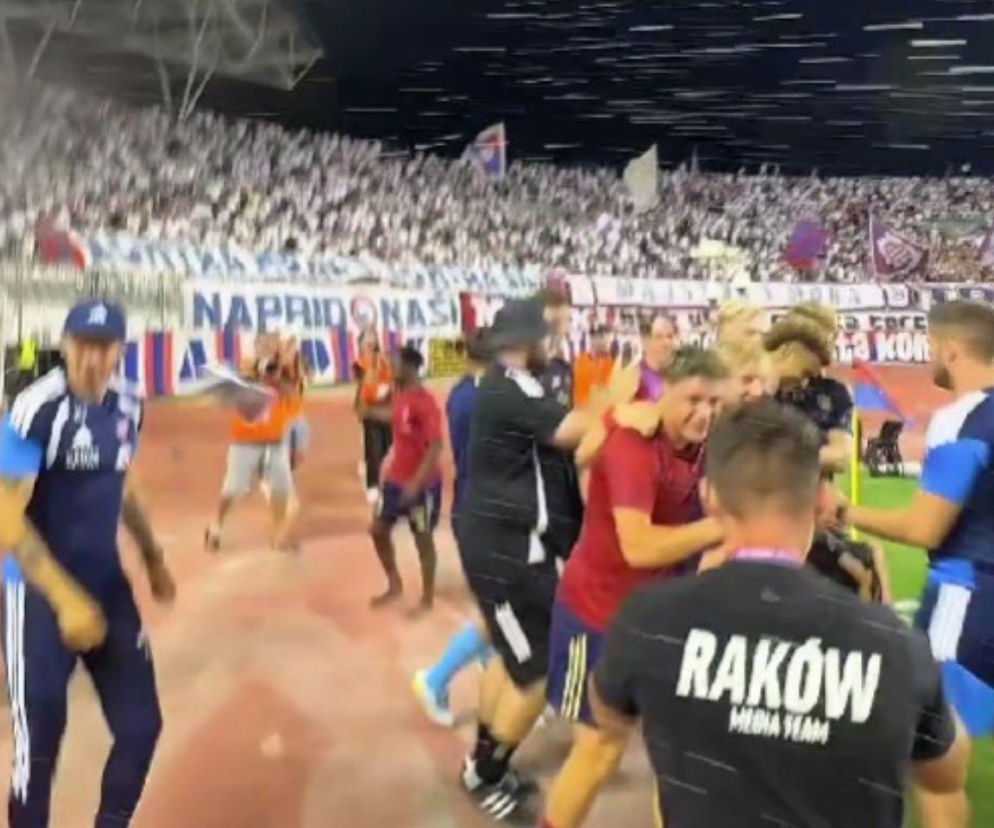 Cieszący się piłkarze Rakowa na tle trybun w Splicie. O ataku kibiców Hajduka na polski zespół przeczytasz na VOX FM.