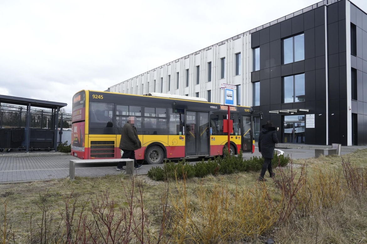 Autobus już może zakręcić. Koniec groteski przed przychodnią na Bemowie
