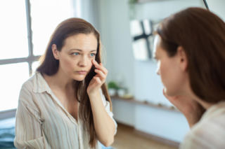 Cienie barwnikowe czy naczyniowe? Czas poznać przyczynę i dobrać właściwy składnik