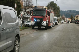 Nie żyją dwie osoby! Zamknął się z matką w mieszkaniu, ranił policjantów i strażaka. Napastnik zastrzelony