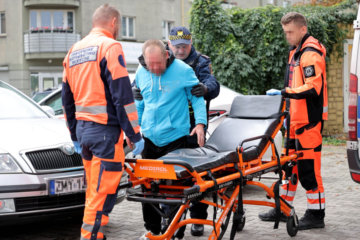 Interwencja Straży Miejskiej na Pradze-Południe. Funkcjonariusze profesjonalnie zajęli się osobą bezdomną, która potrzebowała pomocy