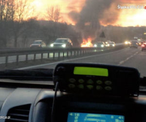 Policjanci uratowali mężczyznę z płonącego samochodu. Do wybuchu doszło sekundę później
