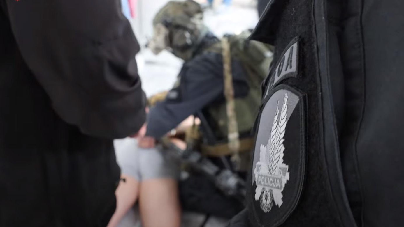 Handlowali samochodami, które nie istniały. Służby rozbiły grupę oszustów