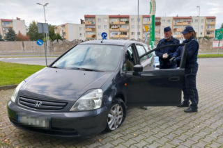 Opona była w strzępach! Jechał tak w biały dzień, a odwagi dodawały mu promile