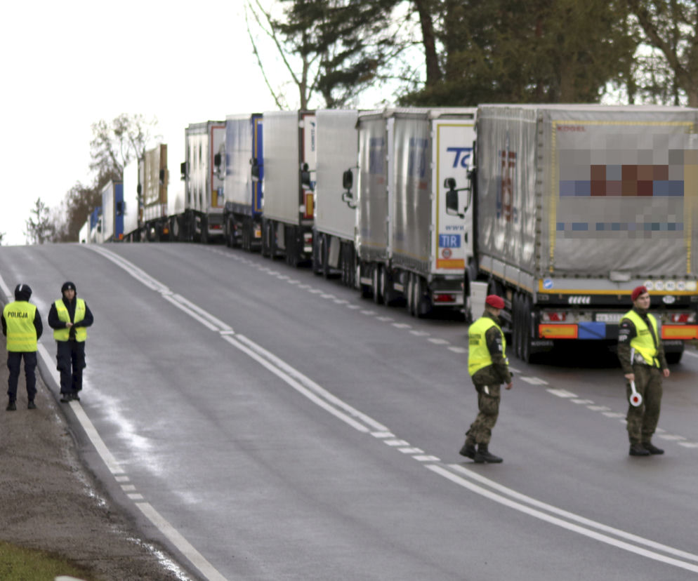 Kolejka TIR-ów czeka na wjazd na granicy białoruskiej. 31 godzin