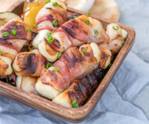 Nie daktyle i nie śliwki. Zawijam w boczek ten grecki ser i mam przekąskę - marzenie!