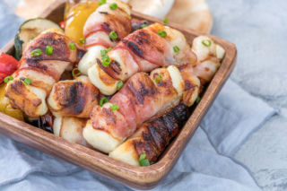 Nie daktyle i nie śliwki. Zawijam w boczek ten grecki ser i mam przekąskę - marzenie!