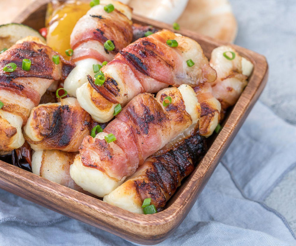 Nie daktyle i nie śliwki. Zawijam w boczek ten grecki ser i mam przekąskę - marzenie!