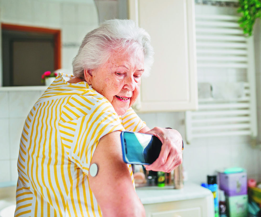 Starsza osoba z glukometrem