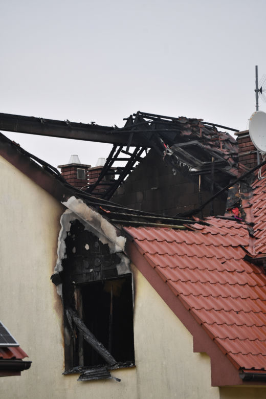 Miejsce po nocnym pożarze na poddaszu domu dwurodzinnego na szczecińskim osiedlu Krzekowo-Bezrzecze