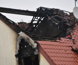 Miejsce po nocnym pożarze na poddaszu domu dwurodzinnego na szczecińskim osiedlu Krzekowo-Bezrzecze