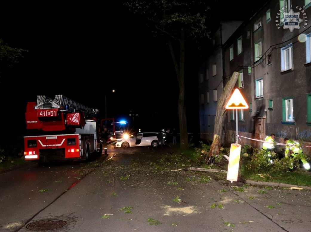 Bytom. 44-latek roztrzaskał auto na drzewie. Ford został zmiażdżony