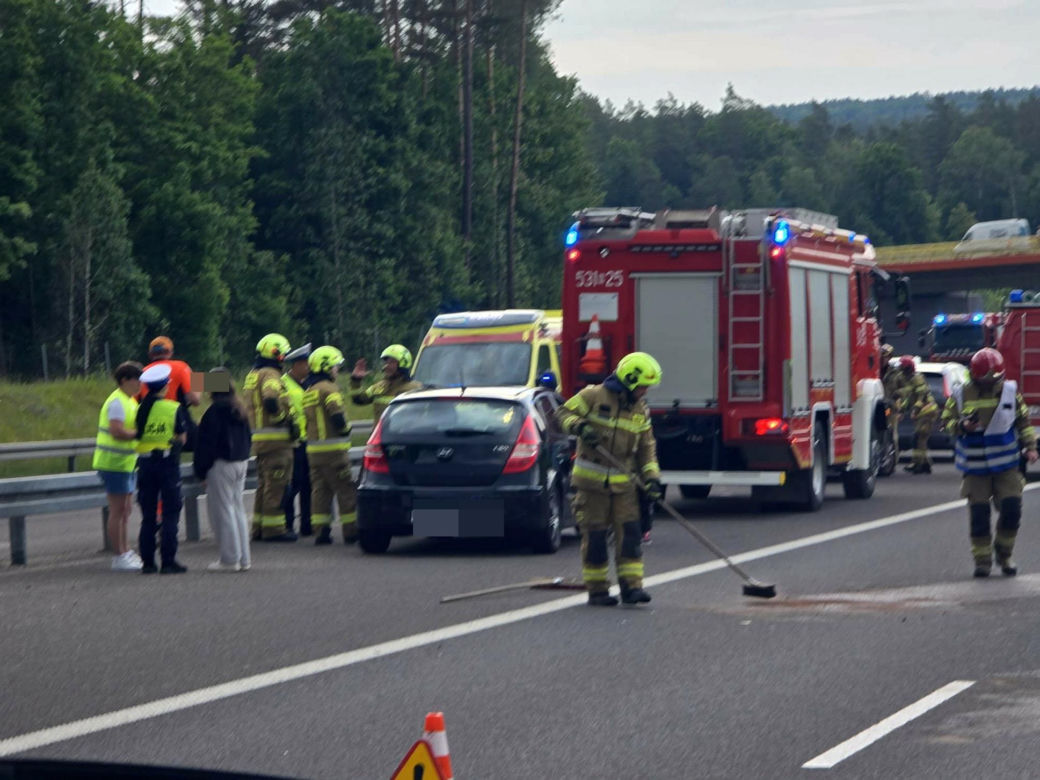 Zderzenie trzech aut na S7 pod Rychnowem. Na miejsce wezwano śmigłowiec LPR