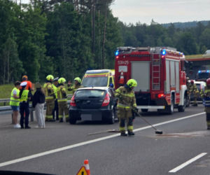 Zderzenie trzech aut na S7 pod Rychnowem. Na miejsce wezwano śmigłowiec LPR