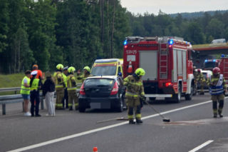 Zderzenie trzech aut na S7 pod Rychnowem. Na miejsce wezwano śmigłowiec LPR