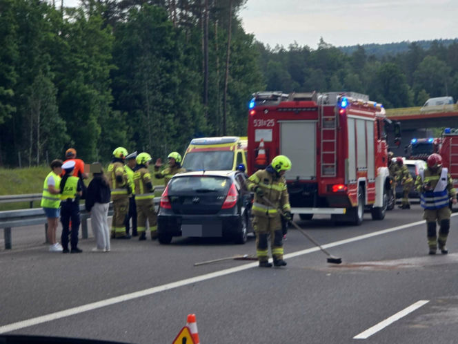 Zderzenie trzech aut na S7 pod Rychnowem. Na miejsce wezwano śmigłowiec LPR