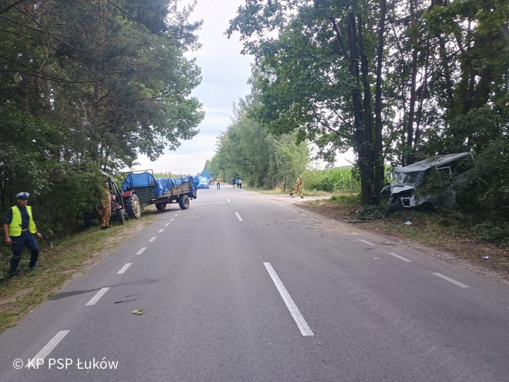 Bus rozbił się na drzewie. Wielu poszkodowanych, śmigłowiec LPR w akcji
