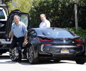 Pierce Brosnan jeździ BMW i8