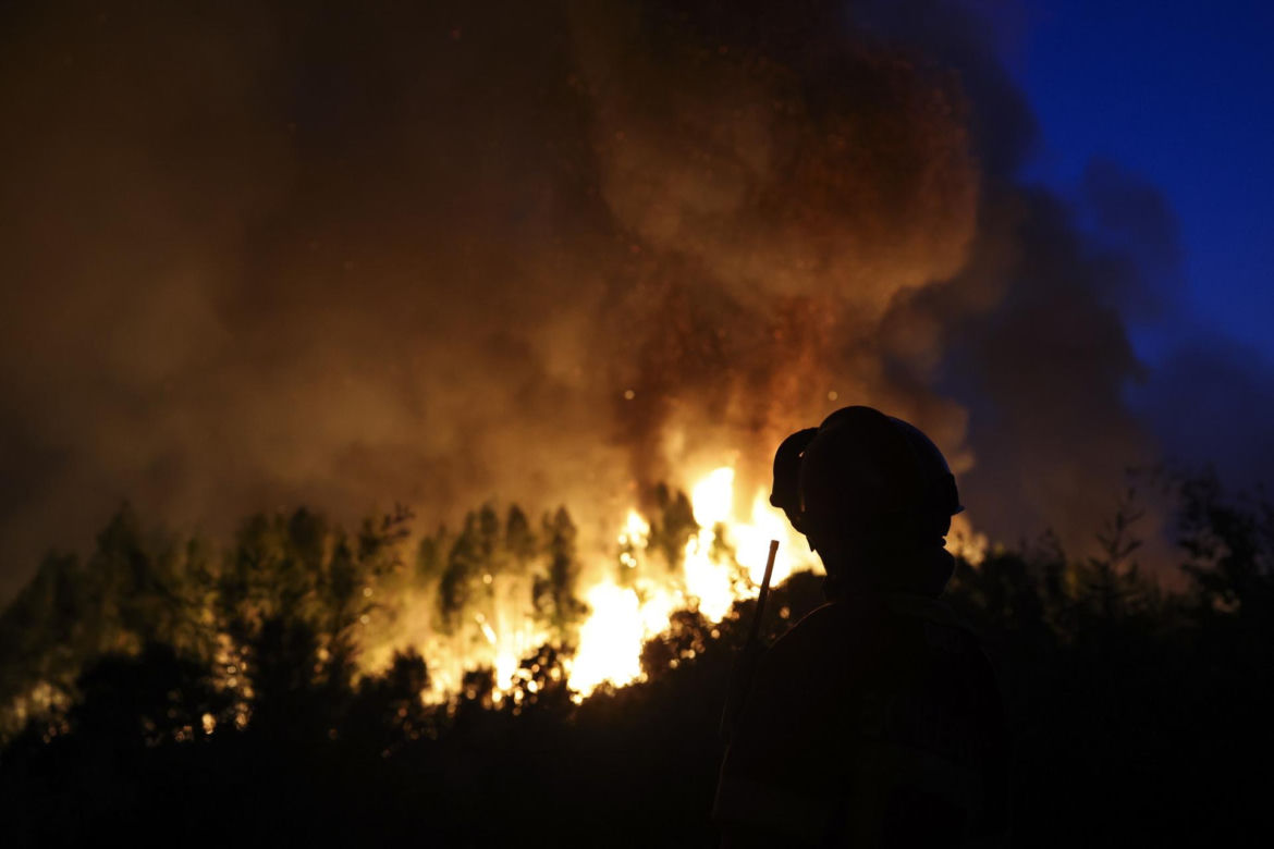 Groza w Portugalii! Tornado ognia i trąba z pyłów