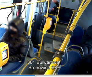 Ciął ostrym narzędziem siedzenia w autobusach. Szuka go policja