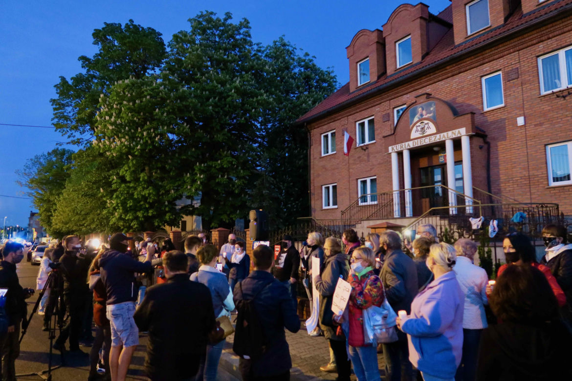 Manifestacja przed kaliską kurią diecezjalną. Kaliszanie oburzeni zachowaniem biskupa Janiaka