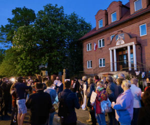 Manifestacja przed kaliską kurią diecezjalną. Kaliszanie oburzeni zachowaniem biskupa Janiaka