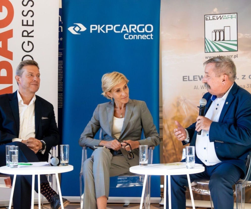 Trzy osoby podczas dyskusji na Forum Bezpieczeństwa Polski. O szczegółach debaty przeczytasz na SE Superbiz.