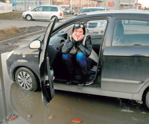 Dziewczyna całuje tak jak parkuje