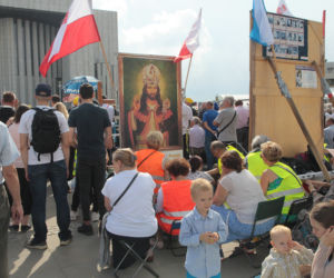 Tłum pielgrzymów w Warszawie. Wierni przybyli na beatyfikację kard. Stefana Wyszyńskiego