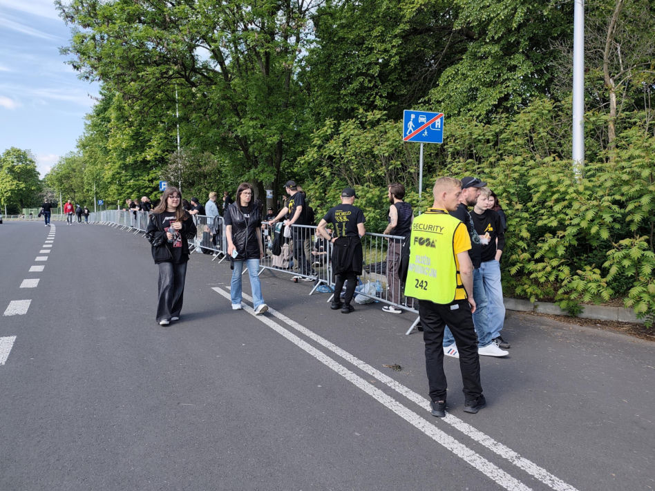 Długie kolejki i tłum fanów przed koncertem Metaliki