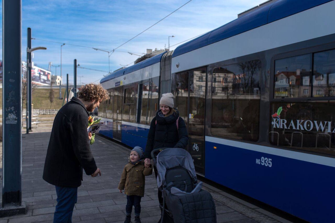 Dzień Kobiet 2019 w Krakowie. Znany społecznik rozda 2500 tulipanów na rondzie Mogilskim!