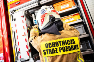 88-latek leżał przy przystanku. Nie oddychał i był nieprzytomny