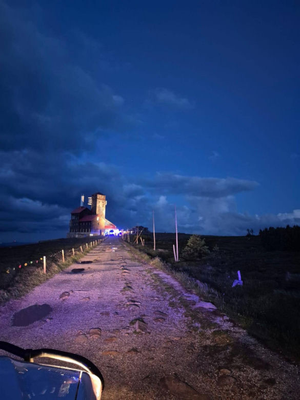 Pożar wieży nadawczej na Śnieżnych Kotłach. To ponad 1 500 m n.p.m. [ZDJĘCIA]