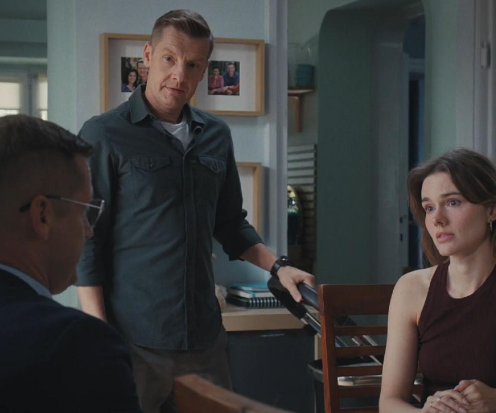 Piotrek Zduński (Marcin Mroczek) w garniturze siedzi tyłem do widza, rozmawiając z Pawłem Zduńskim (Rafał Mroczek) w szarej koszuli, stojącym nad stołem, oraz Franką Zduńską (Dominika Kachlik) w brązowym topie. Franka z zamyśleniem patrzy w bok. Możesz przeczytać o tym na portalu Super Seriale.