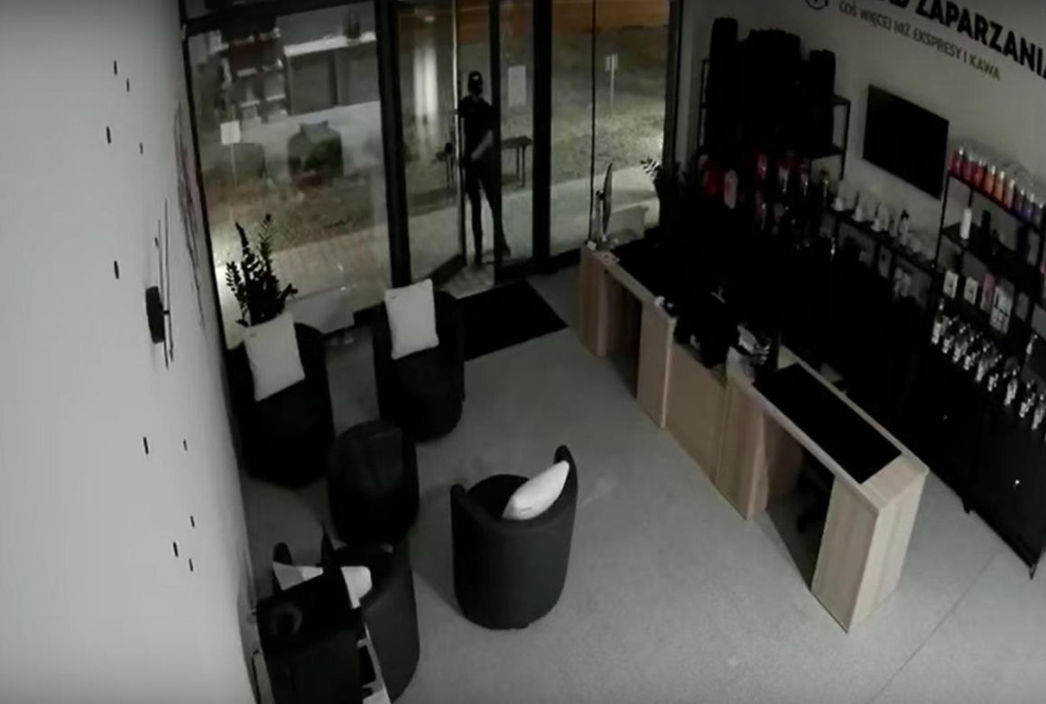 Nocne włamanie na wrocławskich Krzykach. Rabusie ukradli ekspresy do kawy, szuka ich policja