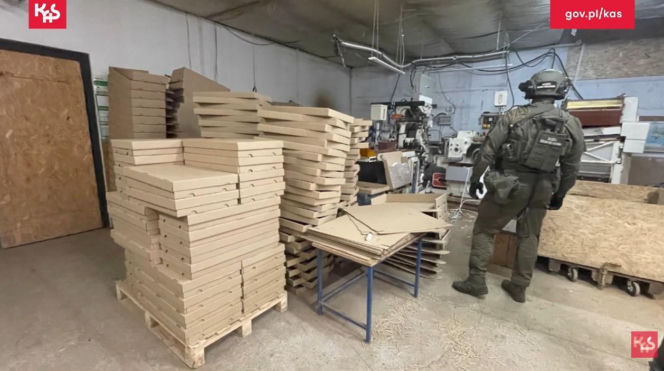 Celnicy zlikwidowali nielegalną fabrykę papierosów. Przejęli towar warty ponad 10 milionów