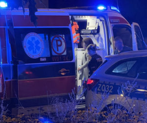 Furiat na dwóch kółkach. Rowerzysta uderzył kobietę na chodniku